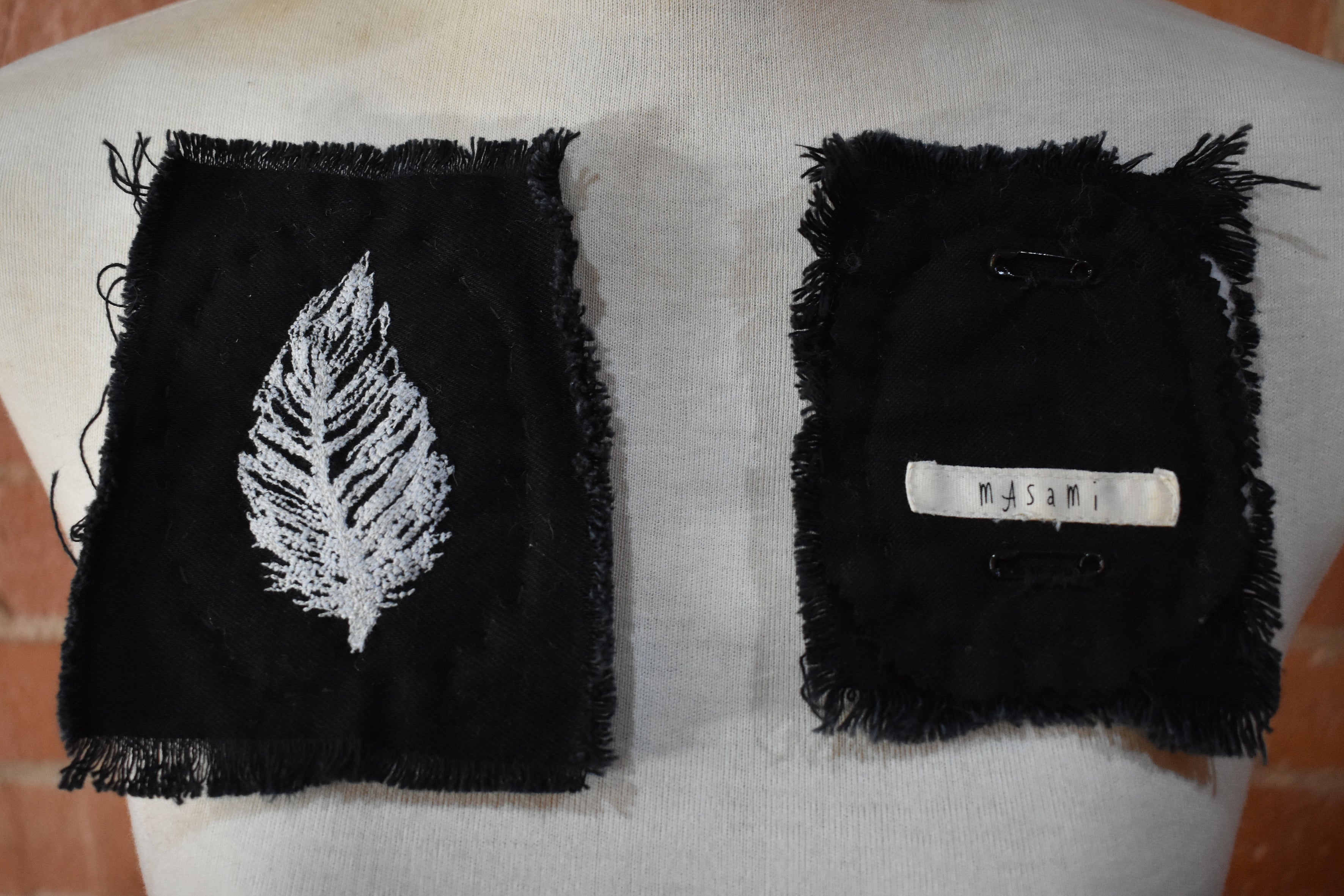 Leaf Brooch / Black