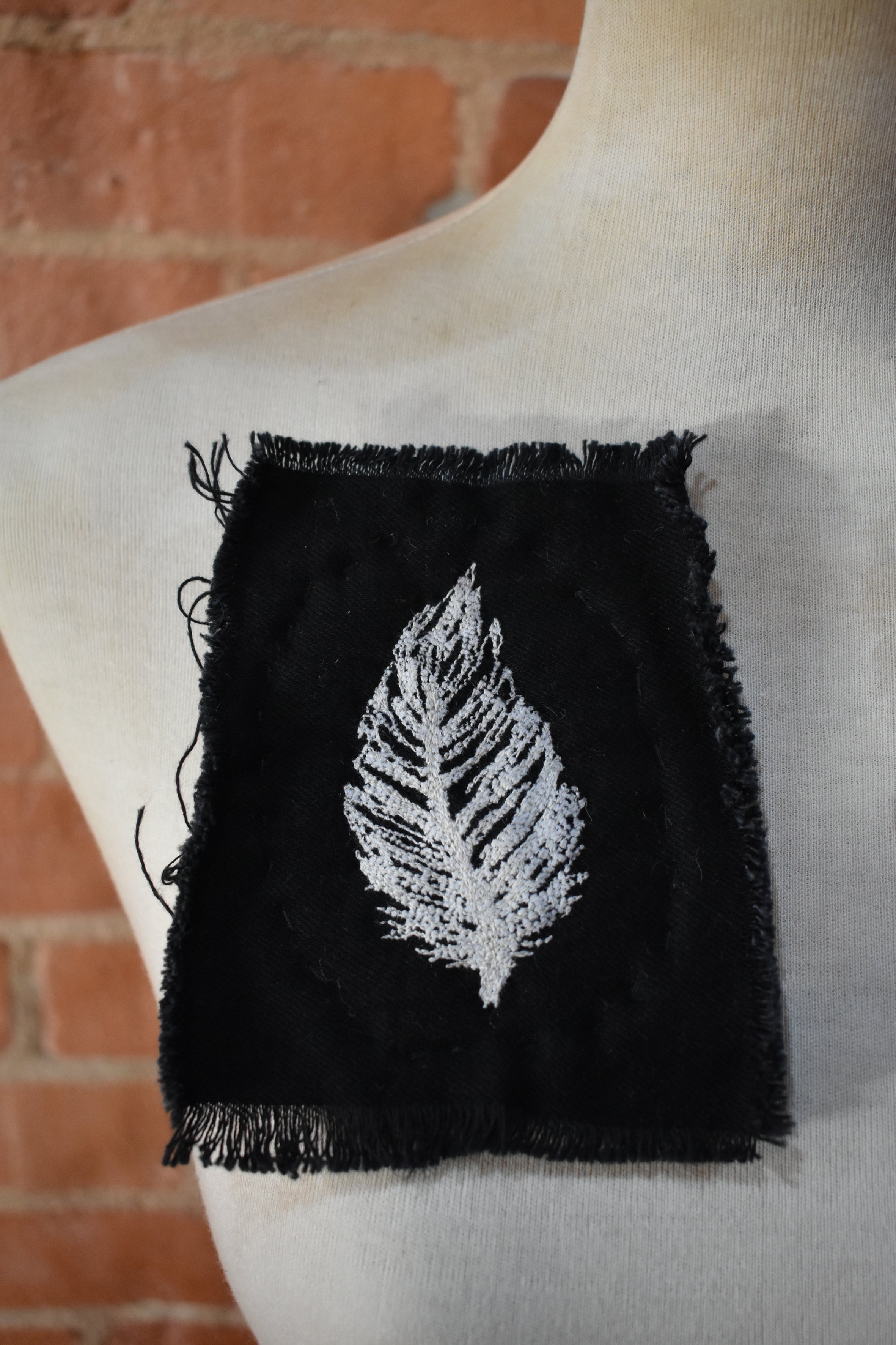 Leaf Brooch / Black