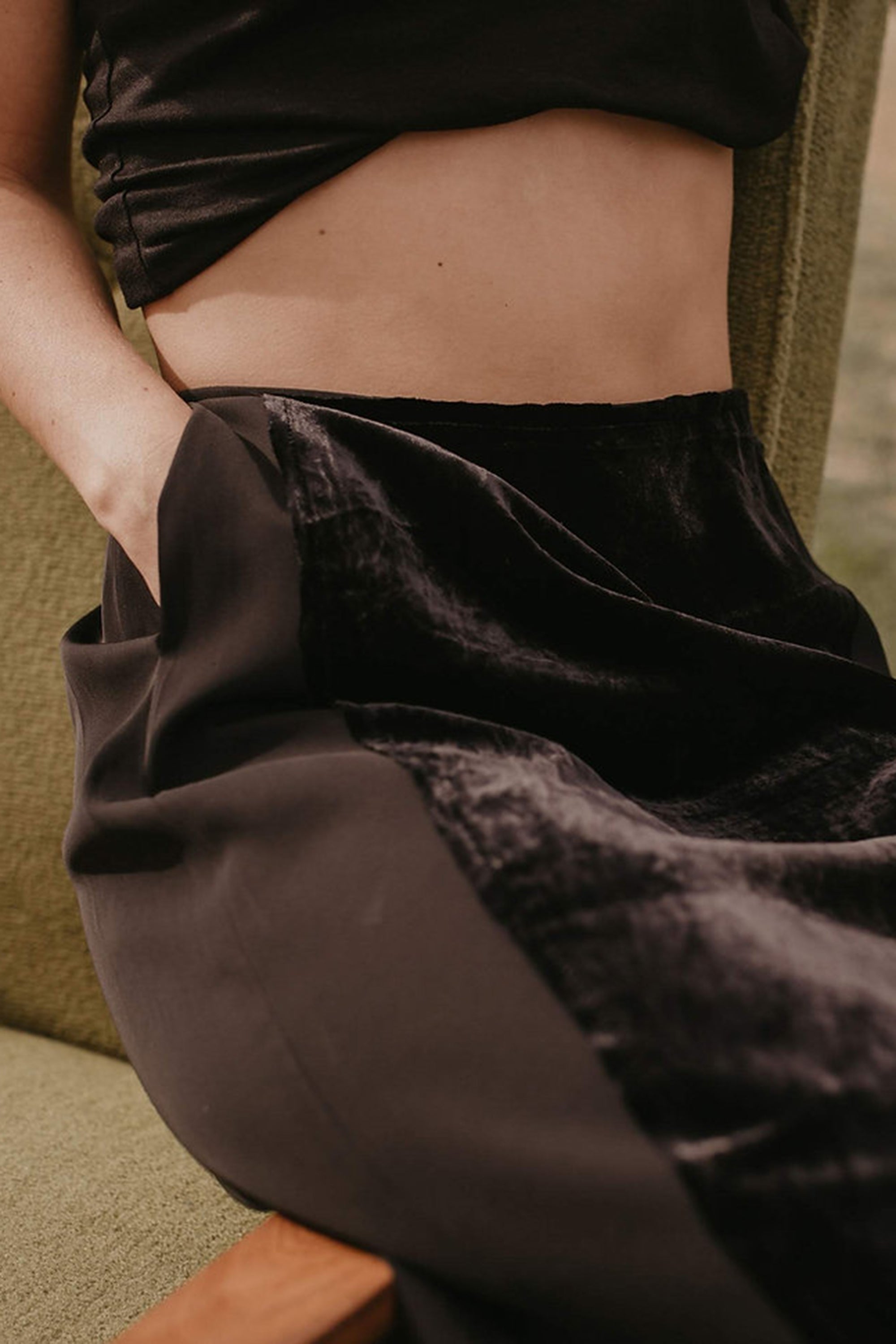 Velvet Front Straight Skirt / Black